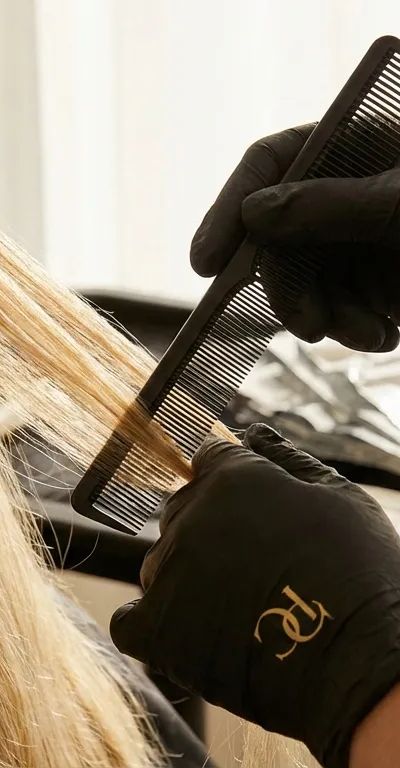 Colorista profesional aplicando babylights con técnica de tejido ultra fino