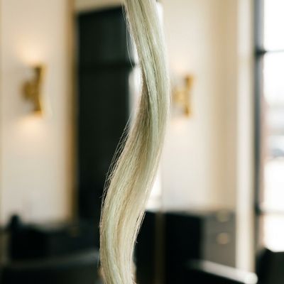 Mecha de cabelo loiro descolorido com tons esverdeados antes e depois da neutralização