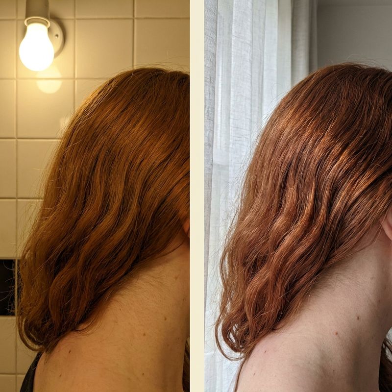 O mesmo cabelo acobreado fotografado sob a lâmpada quente do banheiro e ao lado de uma janela com luz natural