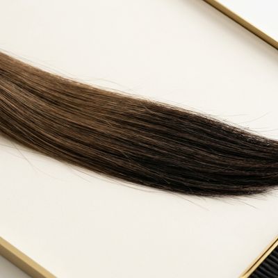 Mecha de cabelo com a raiz em um nível mais claro e os meios e pontas visivelmente mais escuros por acúmulo de pigmento