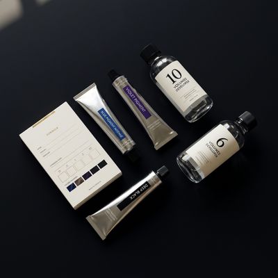 Paleta de coloração Liquid Noir com pigmentos azul-violeta intensos, oxidantes de 6 e 10 volumes e fichas de fórmula sobre fundo preto profundo com reflexos vinílicos