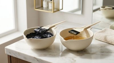 Comparação de oxidante em creme e líquido em duas tigelas de mistura em salão profissional
