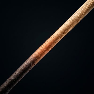 Detalhe de cabelo base escura com gradiente de clareamento mostrando variação de níveis