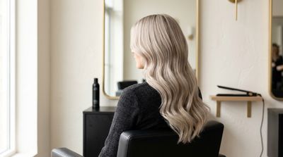 Mechas de cabelo loiro pérola acetinado com diferentes graus de desvanecimento, fotografadas em salão profissional