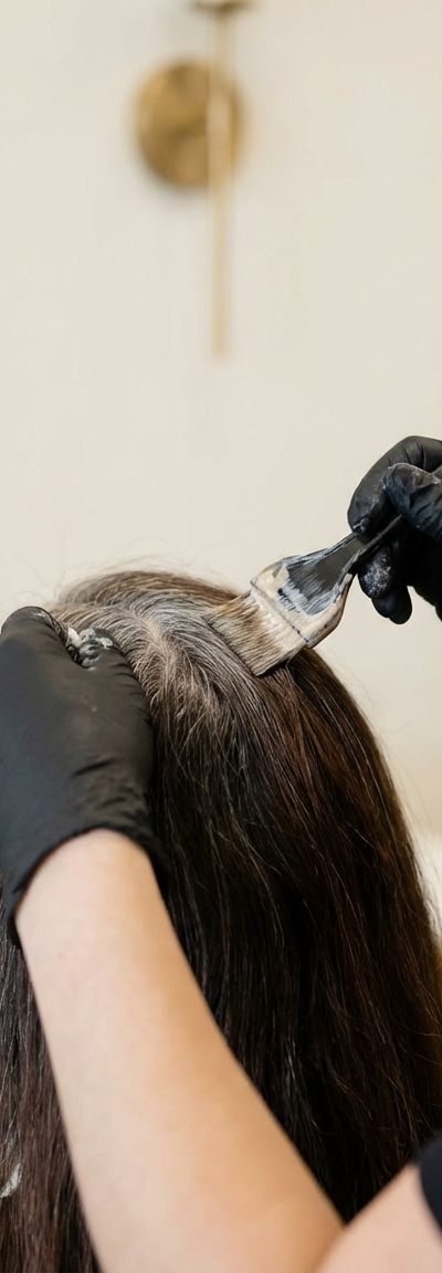 Profesional del color aplicando técnica French Blending con pincel en cabello con canas para conseguir integración natural sin demarcación